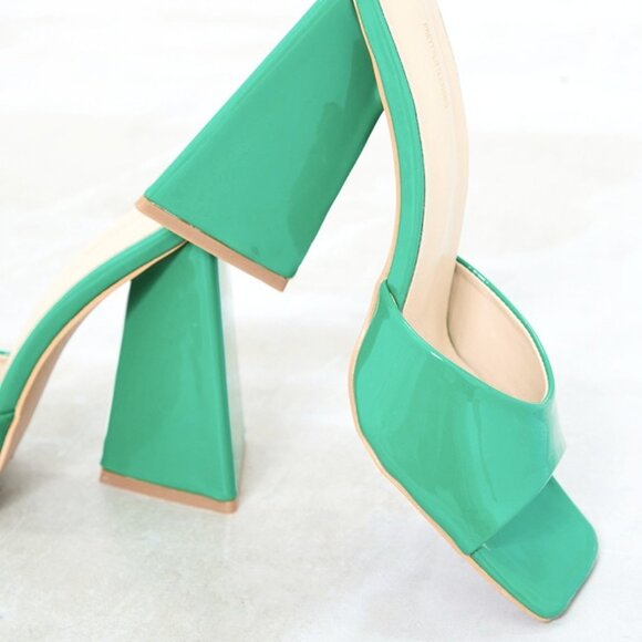 NWOB! PrettyLittleThing Patent Leather Open-Toe Triangle Block Heel - Picture 3 of 10